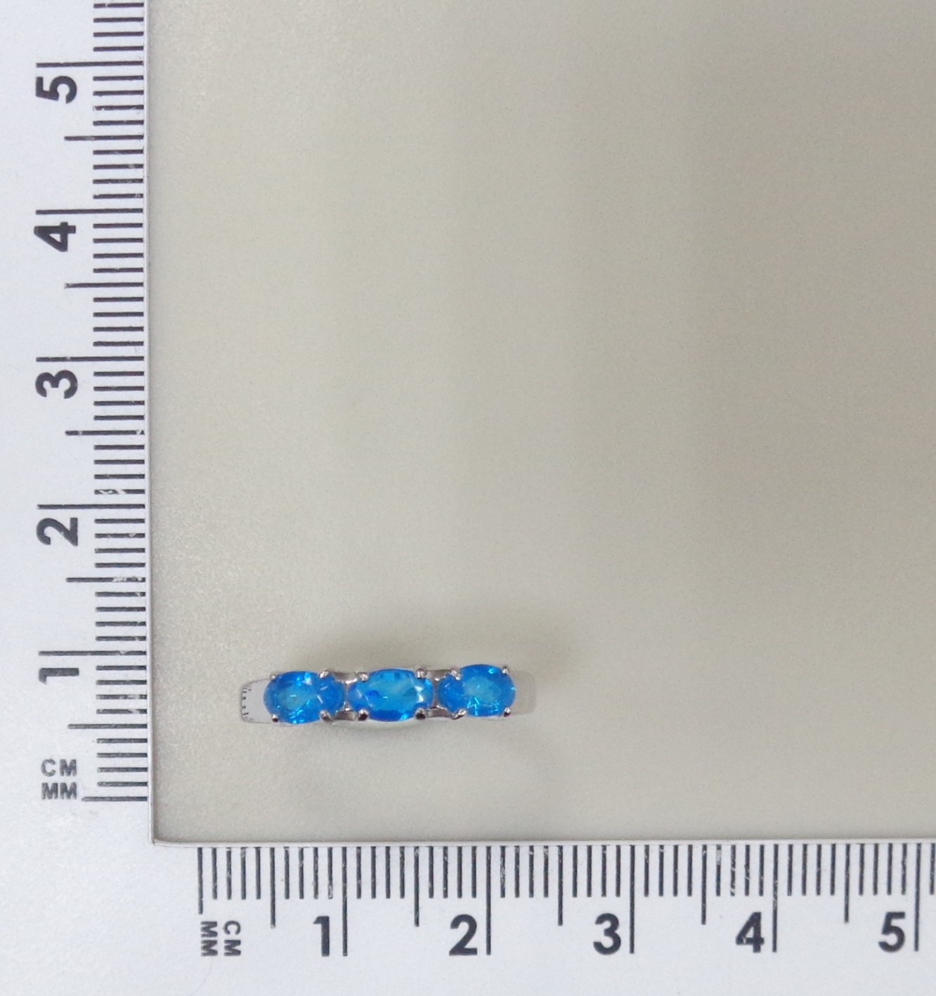 Серебряное кольцо с голубыми опалами